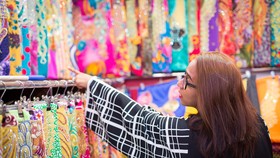 Kain Jepang Melejit Jadi Bahan Dasar Favorit Perancang Dunia