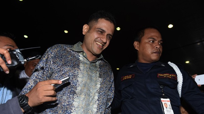 Sempat didukung oleh Junimart Girsang, Rufinus Hutahuruk, dan Hotman Paris Hutapea, Nazaruddin kini hanya akan didampingi oleh Elza Syarif dan para asistennya.