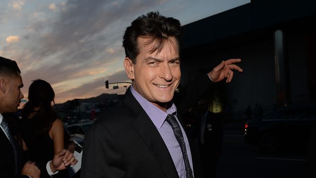 Setelah beredar kabar soal Charlie Sheen yang positif HIV, mantan kekasihnya, Natalie Kenly angkat bicara.