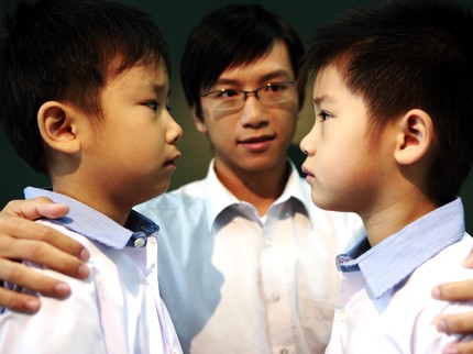 Haruskah si Kecil Berbagi dengan Anak Lain yang Tak Ia Kenal?