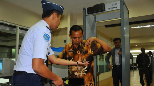 Penumpang ini padahal maksudnya bercanda kepada petugas bandara, dan dia kini harus berurusan dengan hukum.