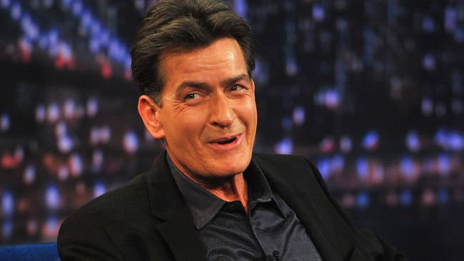 Menurut dokter yang menanganinya, Charlie Sheen rutin mengonsumsi obat dan sekarang sudah berisiko rendah menulari orang lain.