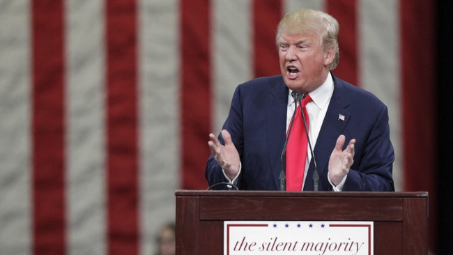Demonstran kulit hitam di kampanye kandidat calon presiden dari Partai Republik Donald Trump dipukuli dan menerima makian rasis setelah meneriakkan protes.