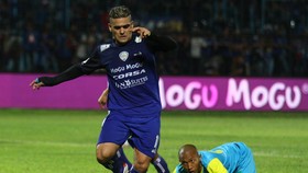 El Loco Hattrick, Arema Tekuk PSS Sleman 5-2