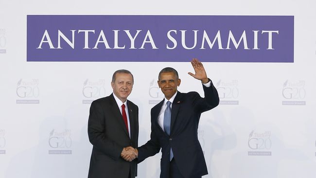 Obama: Serangan ISIS Justru Korbankan Umat Islam Presiden AS, Barack Obama, menilai serangan yang diklaim ISIS di Paris akan menumbuhsuburkan stereotip kekerasan yang salah terhadap umat Muslim dunia.