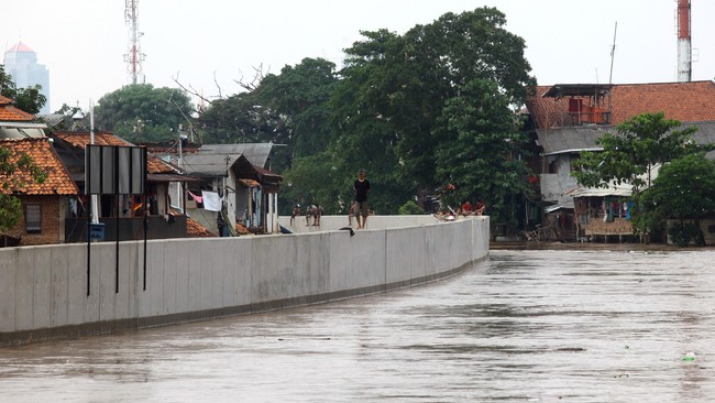 Banyak saluran air di Kampung Pulo hanya variasi dan tak berfungsi menyalurkan air, ada pula saluran air yang tersumbat sampah.  
