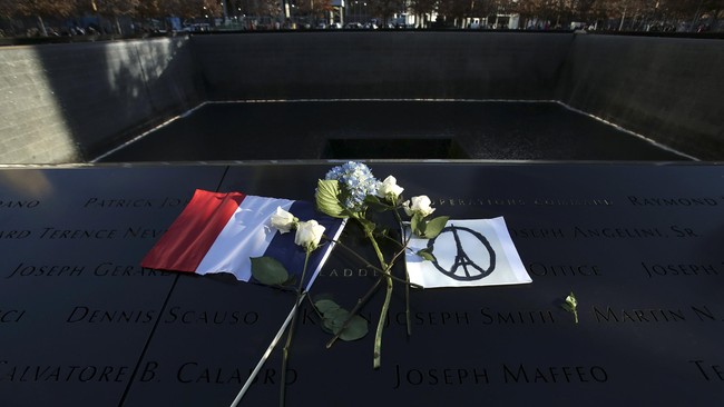 Pascateror Paris, warga Perancis tampaknya kembali memiliki ikatan dengan bendera yang dianggap sebagai simbol nasionalisme dan perdamaian.