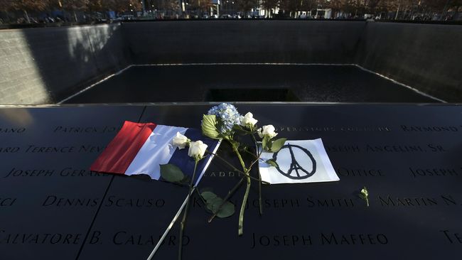 Pascateror Paris, Bendera Perancis Terjual Tiga Kali Lipat Pascateror Paris, warga Perancis tampaknya kembali memiliki ikatan dengan bendera yang dianggap sebagai simbol nasionalisme dan perdamaian.
