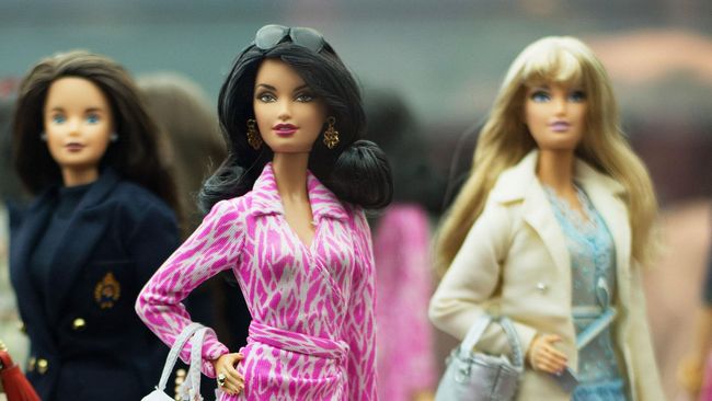 Tahun ini Barbie benar-benar bertransformasi. Setelah tampil dengan berbagai gaya busana modis di media sosial, Barbie tampil bergaya haute couture.