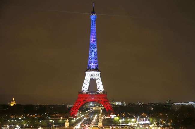 Tragedi Paris, Kegagalan Strategi Barat Melawan ISIS Serangan udara yang selama ini dilancarkan oleh Barat dan sekutunya terbukti gagal mengatasi ISIS, kecuali disertai dengan kerja sama dengan pasukan darat.