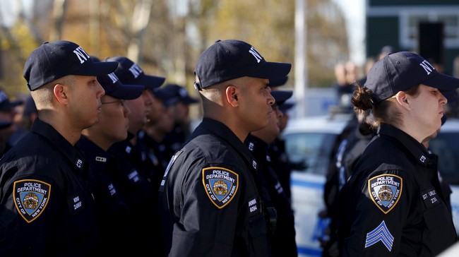 Departemen Kepolisian New York menggunakan alat bernama "stingray" yang berfungsi seperti menara telekomunikasi, melacak posisi warga berdasarkan sinyal ponsel.