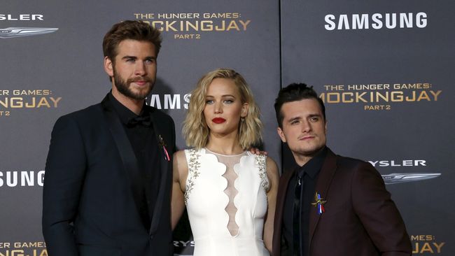 J-Law mengaku pernah mencium Liam di lokasi syuting, saat kamera tak sedang merekam adegan. Ia pun mengakui Liam seksi.