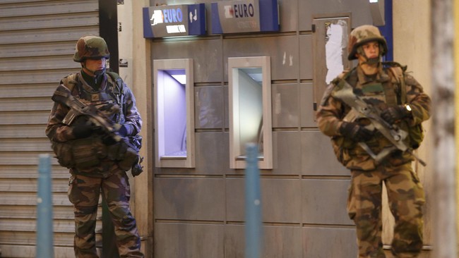 Seorang pria ditangkap otoritas Jerman atas tuduhan menjual empat senjata yang digunakan militan dalam serangan Paris yang menewaskan setidaknya 130 orang.