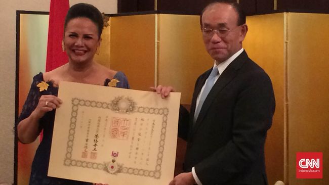 Christine Hakim dianugrahi penghargaan berupa bintang 'The Order of the Rising Sun, Gold Rays with Rosette' oleh pemerintahan Jepang.