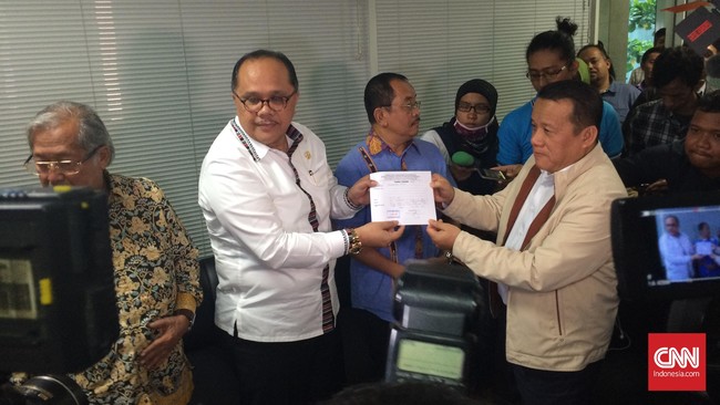 Wakil Ketua Mahkamah Kehormatan Dewan Sufmi Dasco Ahmad mengatakan sudah biasa apabila ada telepon atau pesan singkat seperti itu.