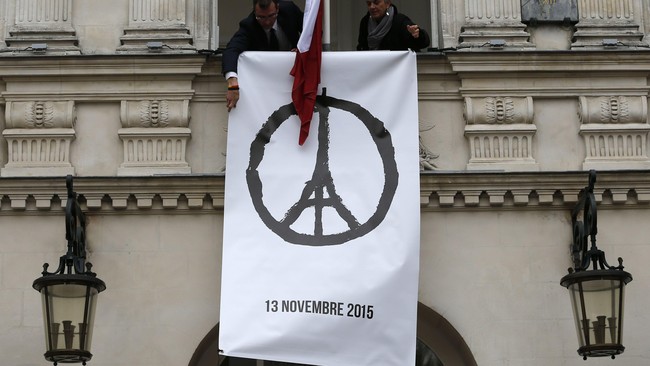Salah satu pelaku bom bunuh diri di Paris disinyalir ditemani seseorang saat melakukan perjalanan melewati Balkan, menyamar sebagai pengungsi Suriah.