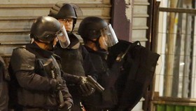 Coba Rampok Bank di Paris, Pelaku Pasang Bom Palsu ke Korban