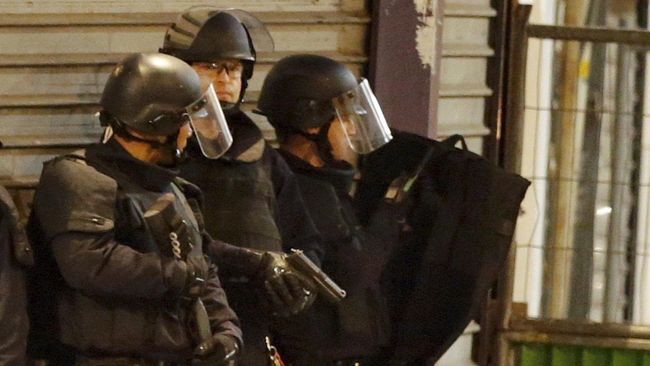 Coba Rampok Bank di Paris, Pelaku Pasang Bom Palsu ke Korban Di lokasi kejadian percobaan perampokan, polisi Paris menemukan seorang korban dipakaikan rompi bunuh diri, yang ternyata berisi bom palsu.