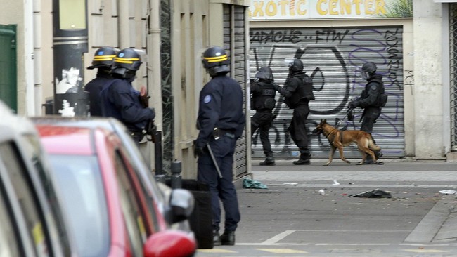 Seorang tersangka aksi teror di Paris, Salah Abdeslam, diduga batal melakukan serangan dan kabur ke Brussels, Belgia. Polisi masih terus memburunya.