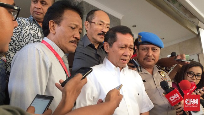 Maqdir Ismail, pengacara RJ Lino mengakui kliennya melakukan penunjukan langsung pengadaan Quay Container Crane, meski ia berdalih harganya lebih murah.