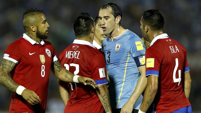 Timnas Uruguay naik ke peringkat dua klasemen sementara kualifikasi Piala Dunia 2018 zona Conmebol setelah mengalahkan Chile 3-0 di Stadion Centenario.