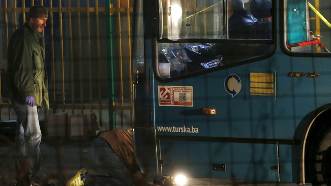 Seorang pria bersenjata menembak dan menewaskan dua tentara Bosnia, melukai seorang lain, lalu bunuh diri setelah polisi mengepung rumahnya di Sarajevo.