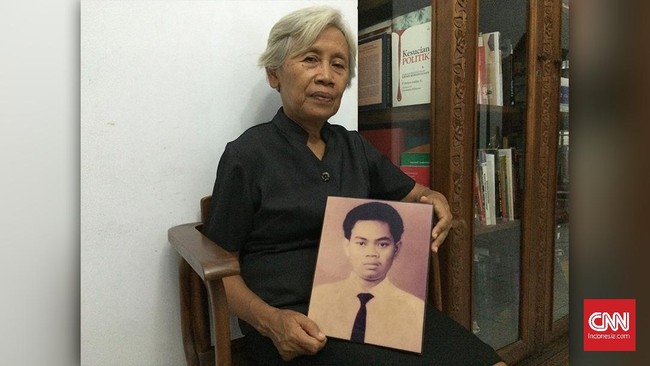 Aksi digelar saat matahari menuju senja. Tanpa orasi, tak ada agitasi. Di bawah payung hitam, mereka membagikan selebaran.