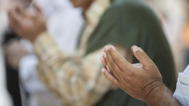Pascaserangan di San Bernardino yang menewaskan 14 orang, serangan di masjid berkali-kali terjadi, dan umat Muslim AS tak berani mengakui agama mereka.