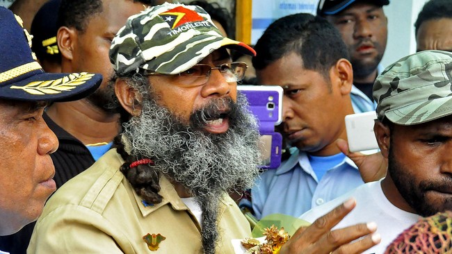 Tahanan politik Papua Filep Karma resmi bebas. Ia mendapat remisi dari meski menolaknya. Filep dipenjara 15 tahun karena mengibarkan bendera Bintang Kejora.