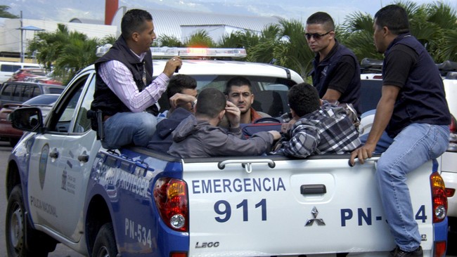 Honduras mencegat enam warga Suriah yang berpergian dengan paspor Yunani palsu selama pekan ini. Lima di antaranya berupaya menuju Amerika Serikat.
