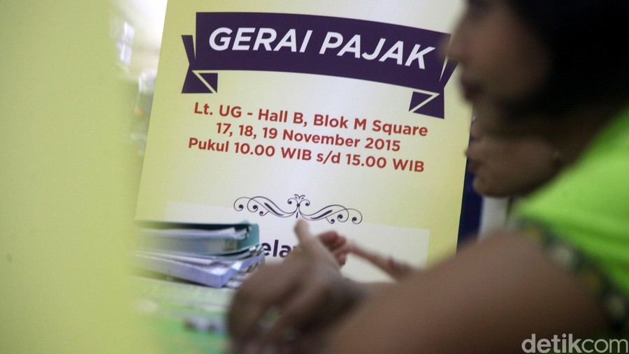 Petugas Unit Pelayanan Pajak Daerah (UPPD) Kebayoran Baru, Jakarta Selatan, melayani warga yang akan membayar pajak di Blok M Square, Kamis (19/11/2015). Hal ini dilakukan untuk meningkatkan Pendapatan Asli Daerah (PAD) dari segi pajak. Grandyos Zafna/detikcom