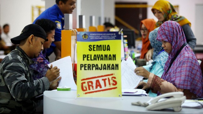 Target pajak 2016 Rp 1.350 triliun dinilai masih tinggi. Pasalnya tantangan untuk mencapai target tersebut diyakini akan lebih berat dibandingkan tahun ini.