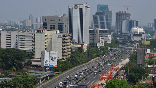 Selain untuk pembangunan rumah susun, dana 'siluman' juga dialihkan untuk peningkatan infrastruktur pendidikan. Koreksi ini membuat pengesahan APBD terlambat.
