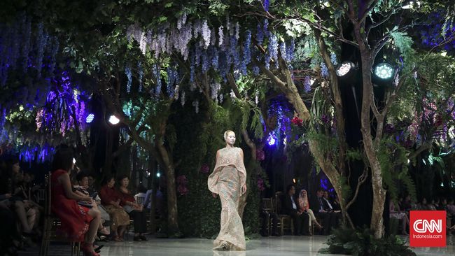 Sebastian Gunawan dan Christina Panarese menghadirkan koleksi busana yang terinspirasi karya Shakespeare, A Midsummer Night's Dream.