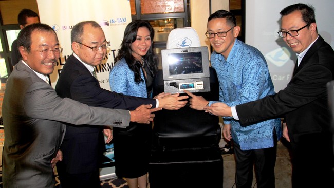 Blue Bird belum akan memangkas tarif taksinya karena terikat pada peraturan daerah maupun peraturan Organisasi Angkutan Darat (Organda).