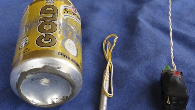 Majalah propaganda ISIS mempublikasikan sekaleng minuman ringan dan detonator yang diklaim sebagai bom rakitan yang meledak di pesawat Rusia di Sinai.
