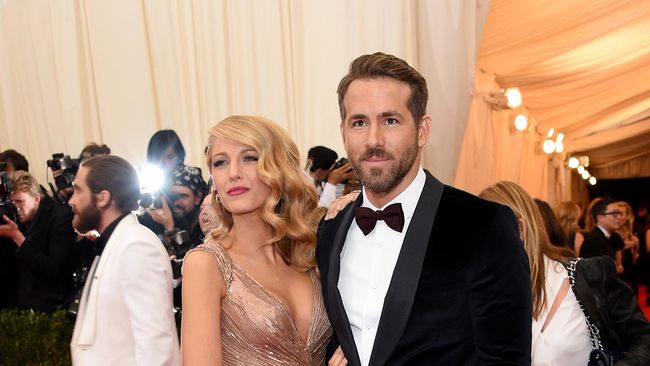 Setelah berperan di film Deadpool, suami aktris Blake Lively ini juga dinobatkan sebagai Sexiest Dad Alive oleh People.