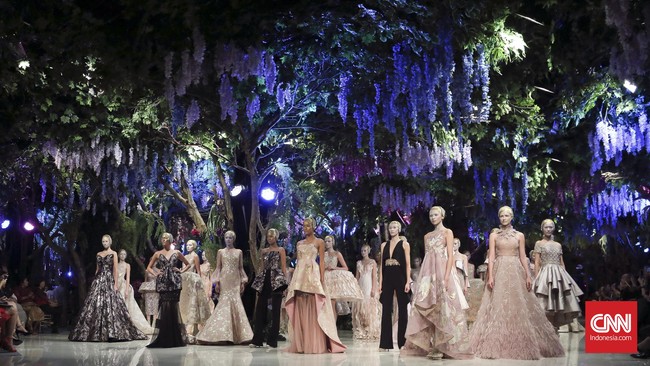 Parade Peri Hutan Sebastian Gunawan