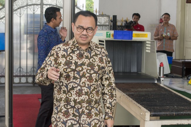 Kelanjutan operasional PT Freeport di Papua kini jadi tanda tanya. Menurut kalian, enaknya diperpanjang, atau diambil alih pemerintah?