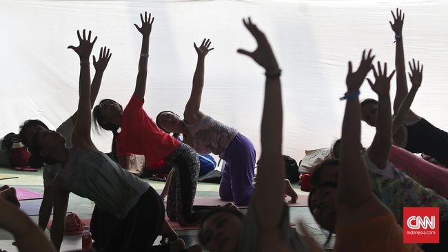 Salah satu guru yoga, Simon Borg-Olivier yang memeragakan teknik pernapasan dalam Namaste Festival, tidak kesakitan saat kerongkongannya ditekan.