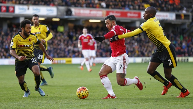 Manchester United sukses menggeser Manchester City di puncak klasemen sementara Liga Primer Inggris setelah mengalahkan tuan rumah Watford 2-1 di Vicarage Road.