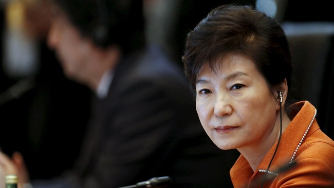 Partai Demokrat mendesak pemerintah menangguhkan kebijakan kontroversial Presiden Park Geun-hye yang baru saja dimakzulkan.