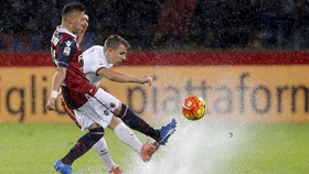 'Parodi Sepak Bola' di Laga Bologna vs Roma