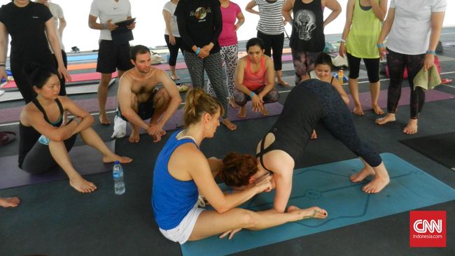 Yoga untuk Menyembuhkan Cedera Bahu dan Punggung Cedera bahu dan panggung termasuk sering dialami pegiat yoga. Namun dengan yoga pula lah cedera ini bisa disembuhkan.