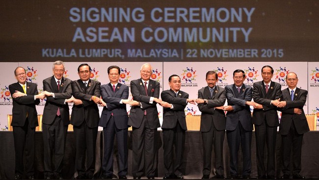 Kepala negara ASEAN secara resmi mendeklarasikan terbentuknya Komunitas ASEAN yang akan membuat peluang ekonomi semakin lebar di antara negara anggota.