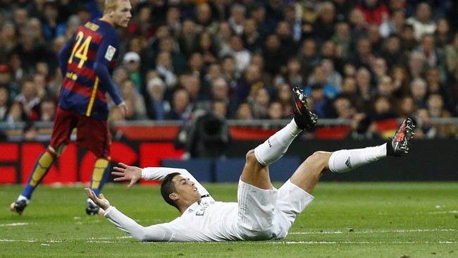 Kekalahan telak Real Madrid di El Clasico membuat pendukung Madrid mencemooh Florentino Perez dan memintanya mundur.
