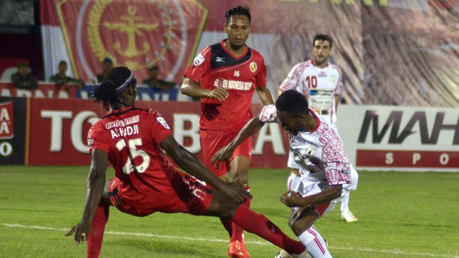 Semen Padang berhasil meraih kemenangan kedua di babak delapan besar Piala Jenderal Soedirman usai menundukkan Mitra Kukar 2-1 di Stadion Manahan.