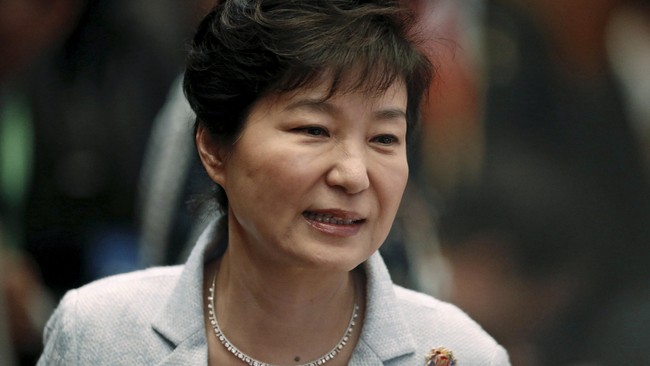 Presiden Park Geun-hye terseret kasus kerabat dekatnya Choi Soon-sil yang disinyalir mengetahui dokumen negara dan menghimpun dana jutaan dolar AS.
