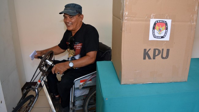 Keppres Nomor 25/2015 menetapkan 9 Desember 2015 sebagai hari libur nasional untuk memberikan kesempatan seluas-luasnya warga negara menggunakan hak pilih.
