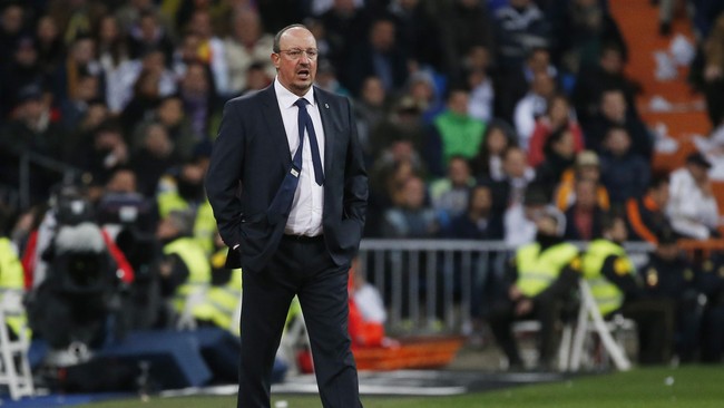 Pelatih Real Madrid, Rafael Benitez, mengklaim ada gerakan untuk mendepaknya dari Santiago Bernabeu. Namun, Benitez mengaku masih didukung Florentino Perez.
